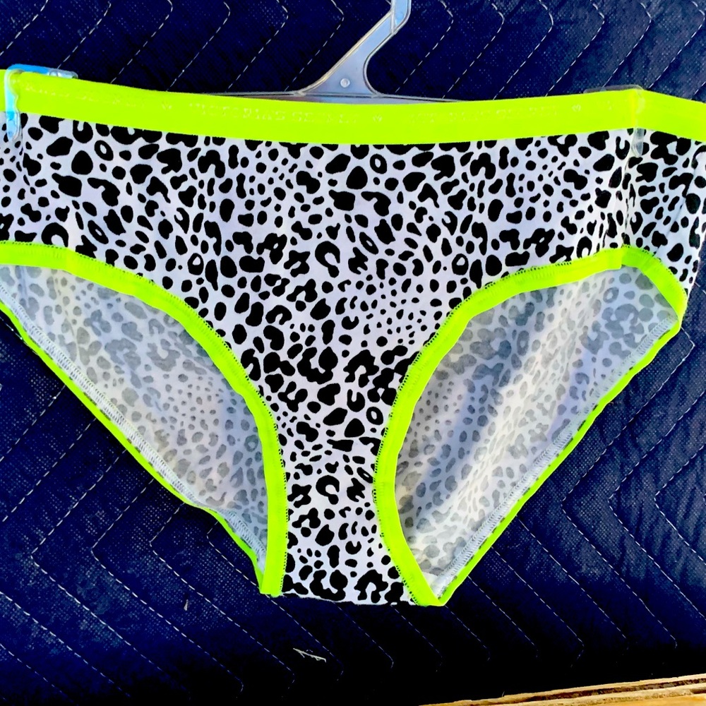 Victorias Secret HipHugger Classique Size -Neon Trim Cheetah Print ***NWOT***